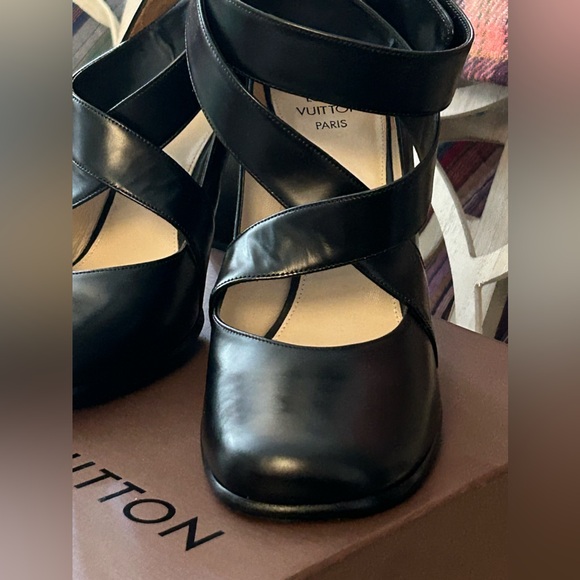 Authentic and gorgeous Louis Vuitton classy heels with ankle wrap tie. - Picture 3 of 9